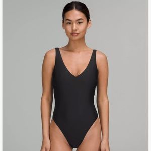 WATERSIDE V-NECK SKIMPY-FIT ONE-PIECE SWIMSUIT *B/C CUP
Black
Size: 6